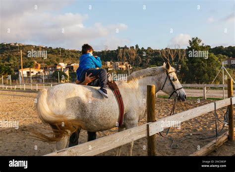 persona con disabilità che cavalca un cavallo