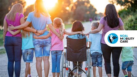 gruppo di persone con disabilità che celebrano un successo sportivo