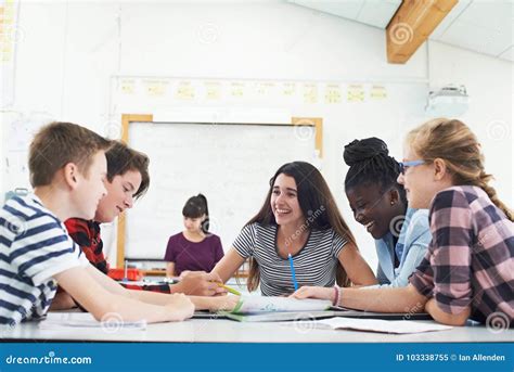 ragazzi che collaborano in un progetto educativo