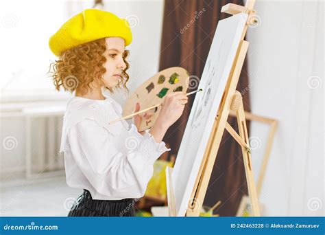 persona che dipinge in uno studio