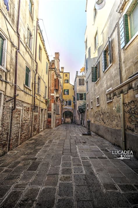 Vicolo di una città con un balcone rumoroso