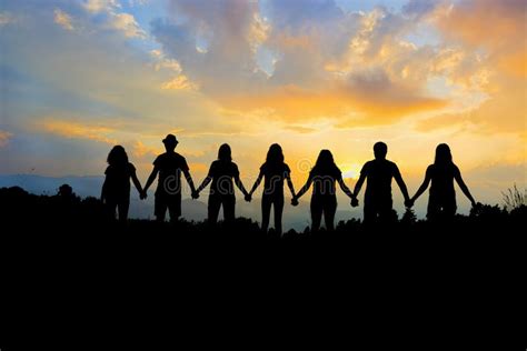 Gruppo di persone che si tengono per mano
