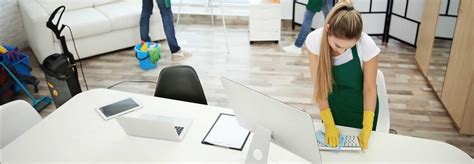 Persona che lavora in uno spazio di lavoro pulito e organizzato