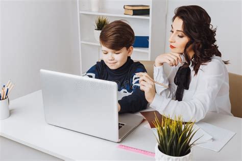 Tutor scolastico che aiuta uno studente con i compiti