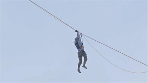 Persona in bilico su una fune