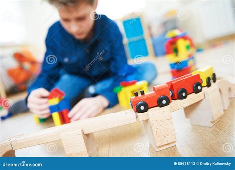 Bambino che gioca con blocchi di legno