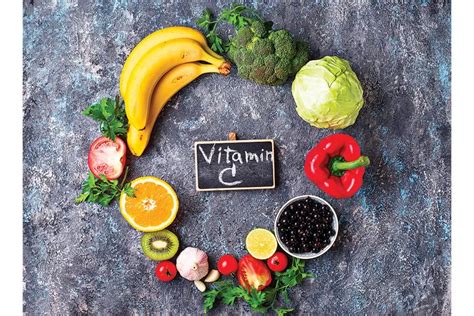 Una cavia che riceve verdura fresca ricca di vitamina C