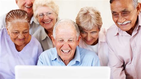 Anziani che interagiscono socialmente