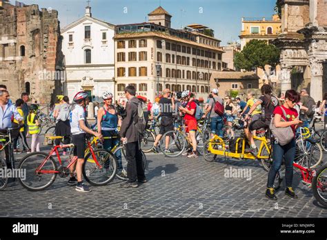 biciclette in un gruppo di ciclisti