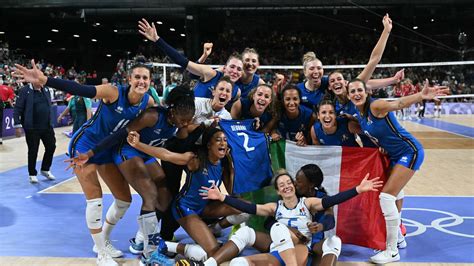 squadra di pallavolo femminile che festeggia