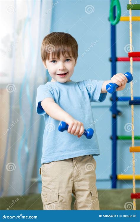 Bambino che si esercita con attività di infilare