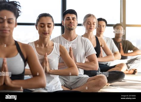 Persone che meditano in un ambiente sereno