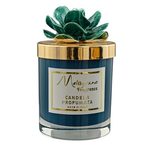 Candela profumata con etichette naturali e rilassanti
