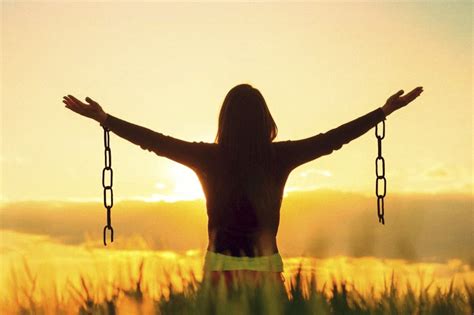 Persona che si libera da catene