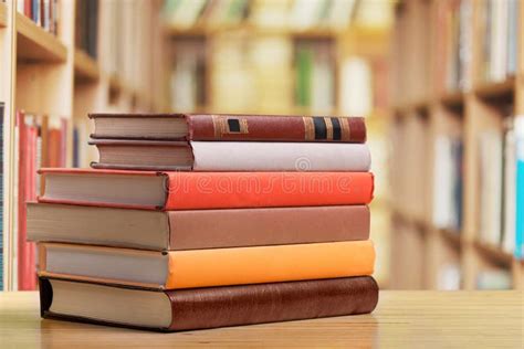 Libri impilati in una biblioteca