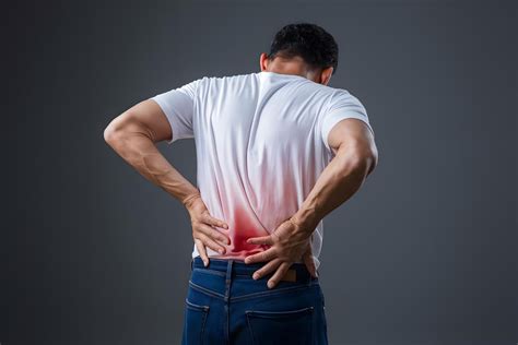 un runner che si tiene il fianco dolorante