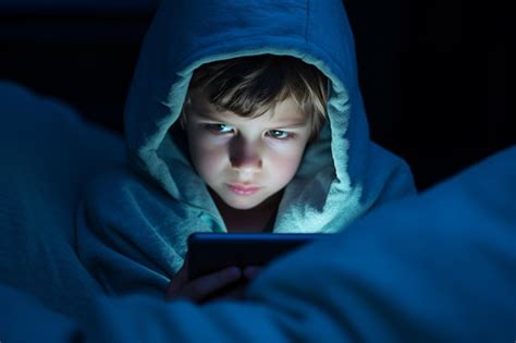 Bambino che guarda altrove durante una conversazione