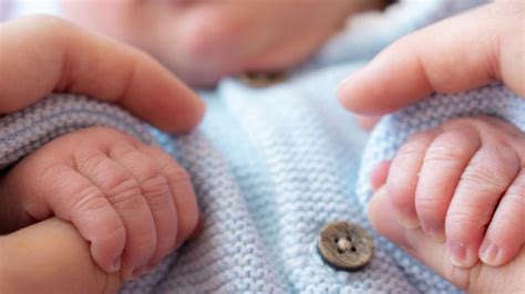 Neonato osservato attentamente dai genitori