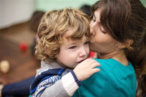 Bambino che piange mentre saluta il genitore alla scuola