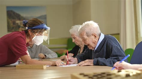 Anziani che partecipano a un'attività di stimolazione cognitiva