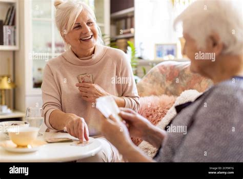 Anziana donna che gioca a carte