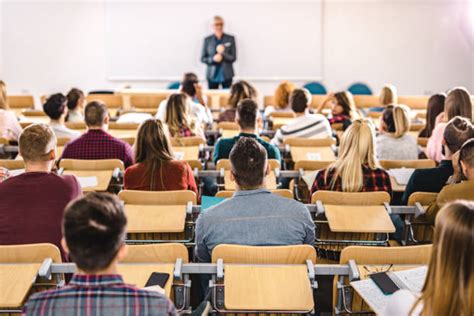 Studenti in aula universitaria che seguono una lezione