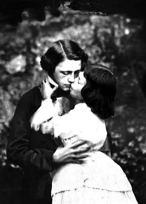 Alice Liddell in un ambiente oscuro e surreale