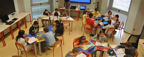 Studenti che partecipano attivamente a una discussione scientifica