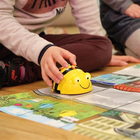Bambini che interagiscono con robot Bee-Bot