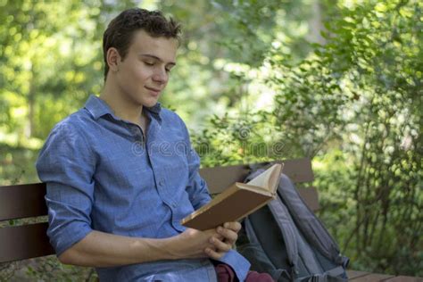 Immagine di una persona che legge un libro con simboli che indicano difficoltà, ma con un'aura di determinazione