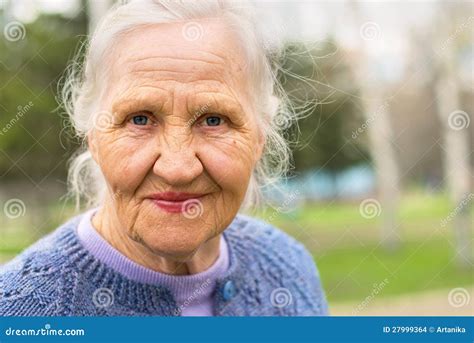 persona anziana sorridente