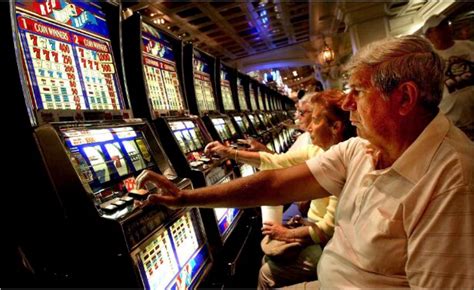 persone che giocano alle slot machine