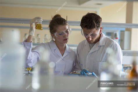 giovani artisti al lavoro in un laboratorio