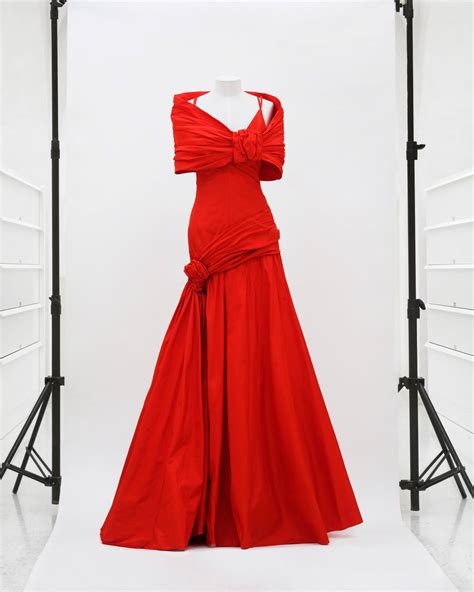 un abito rosso Valentino fluttuante