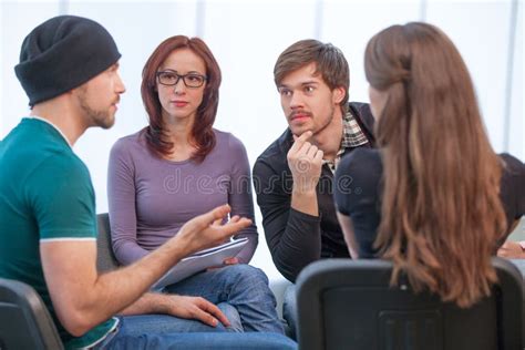 persone che si ascoltano attentamente