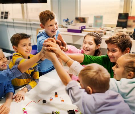 Immagine di bambini che collaborano in un'attività scolastica