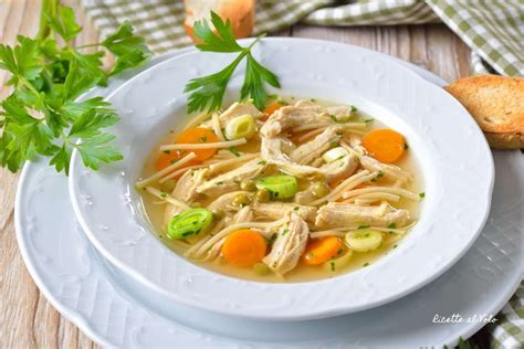 Immagine di una ciotola di zuppa calda con verdure morbide e pezzi di pollo sminuzzato