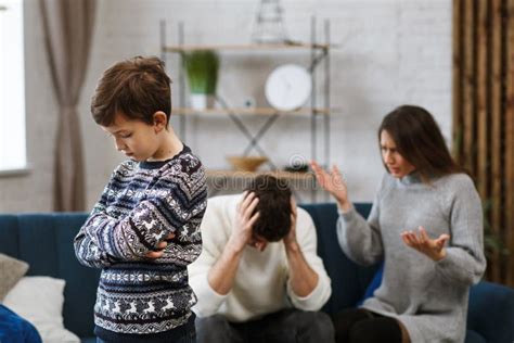 famiglia con un genitore triste