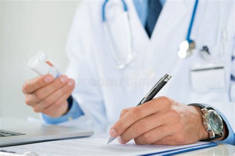 Medico che prescrive farmaci