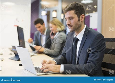 Un uomo che lavora intensamente in un ufficio