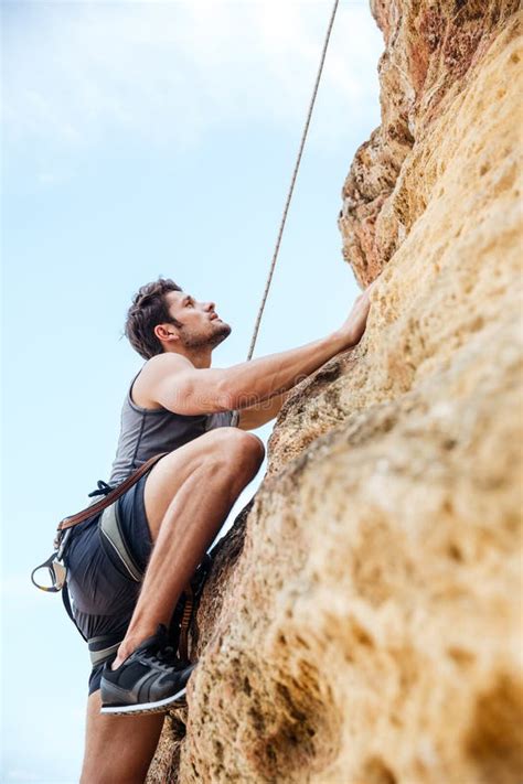 Persona che scala una parete di roccia