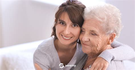 Caregiver che interagisce con un anziano con calma