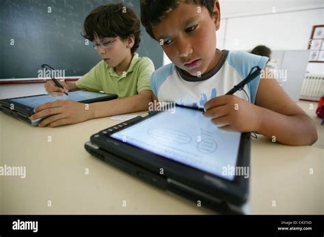 Bambini che utilizzano tablet in classe