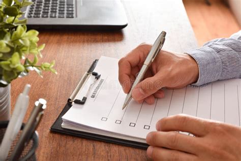 persona che compila un questionario online