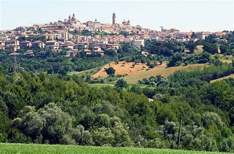 Vista panoramica di Macerata con elementi verdi