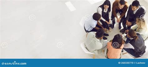 persone che parlano in cerchio
