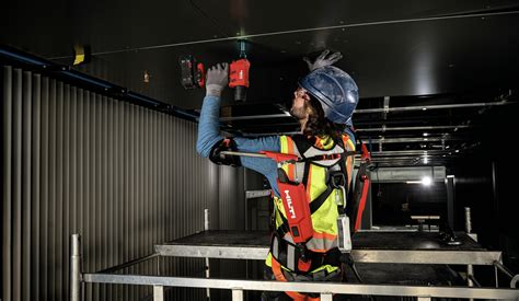 Esempio di esoscheletro passivo indossato da un lavoratore