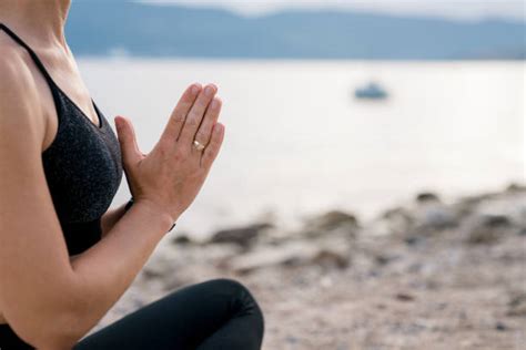 ragazza che pratica meditazione