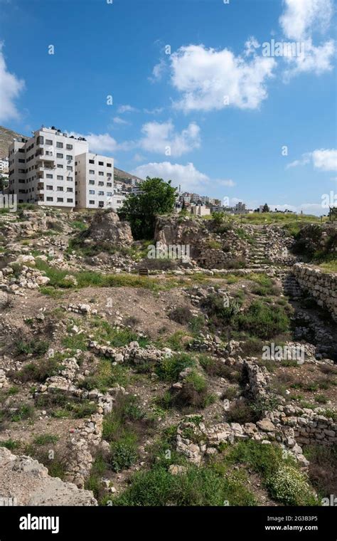 Antica città israelita con anziani riuniti