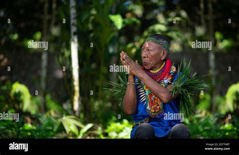 Anziano tribale indigeno che narra storie